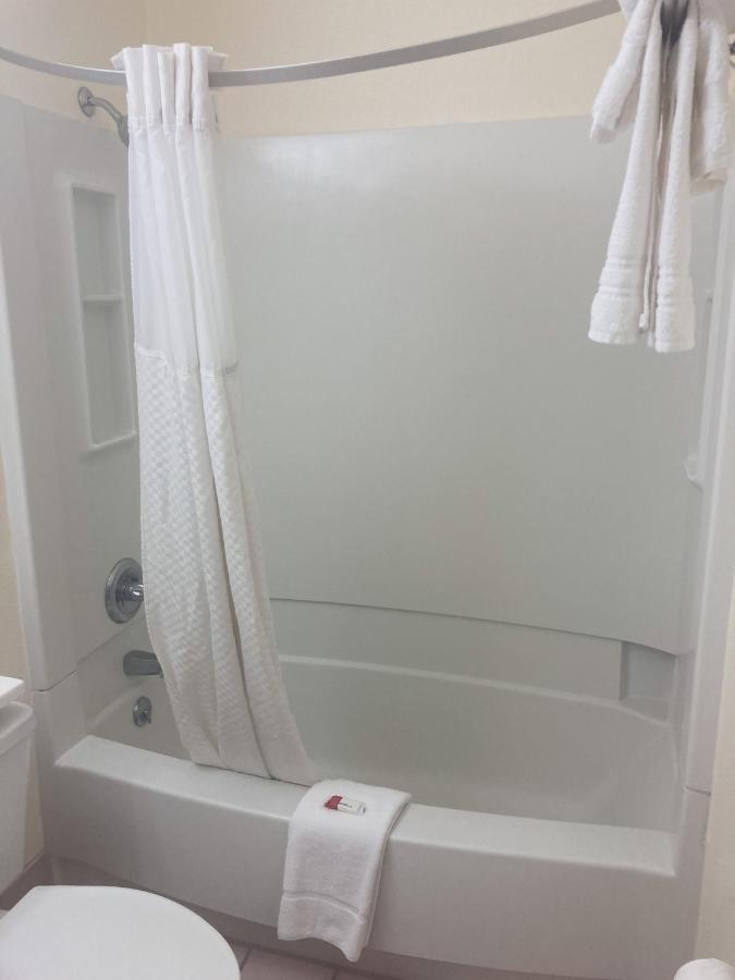 Hotel Super 8 By Wyndham Windsor Extérieur photo