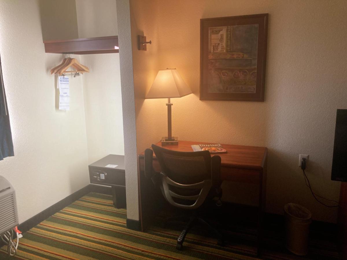 Hotel Super 8 By Wyndham Windsor Extérieur photo
