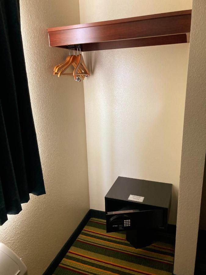 Hotel Super 8 By Wyndham Windsor Extérieur photo