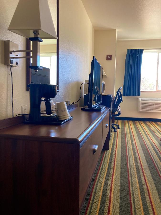 Hotel Super 8 By Wyndham Windsor Extérieur photo