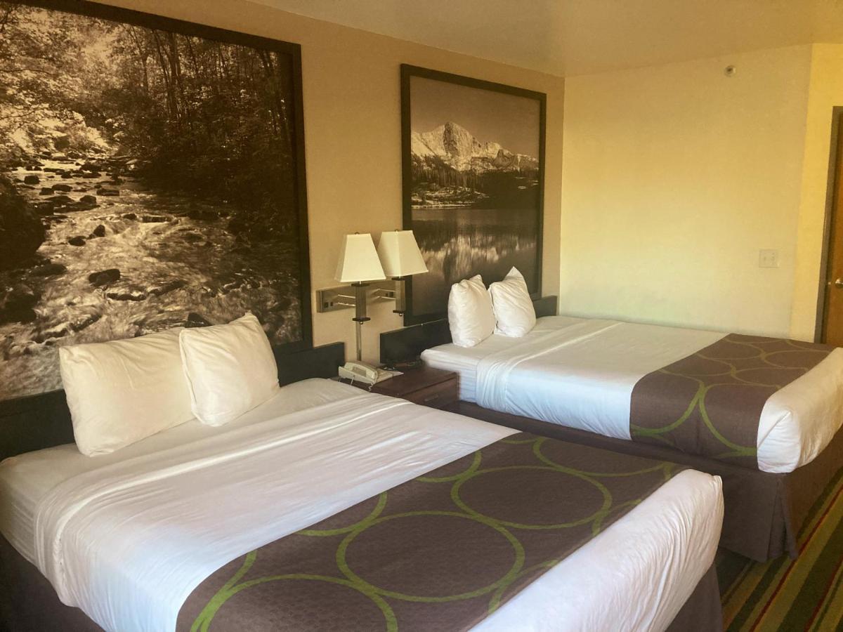 Hotel Super 8 By Wyndham Windsor Extérieur photo