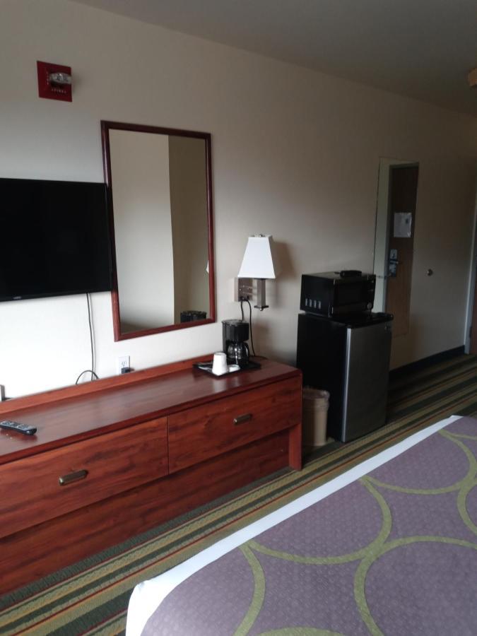 Hotel Super 8 By Wyndham Windsor Extérieur photo