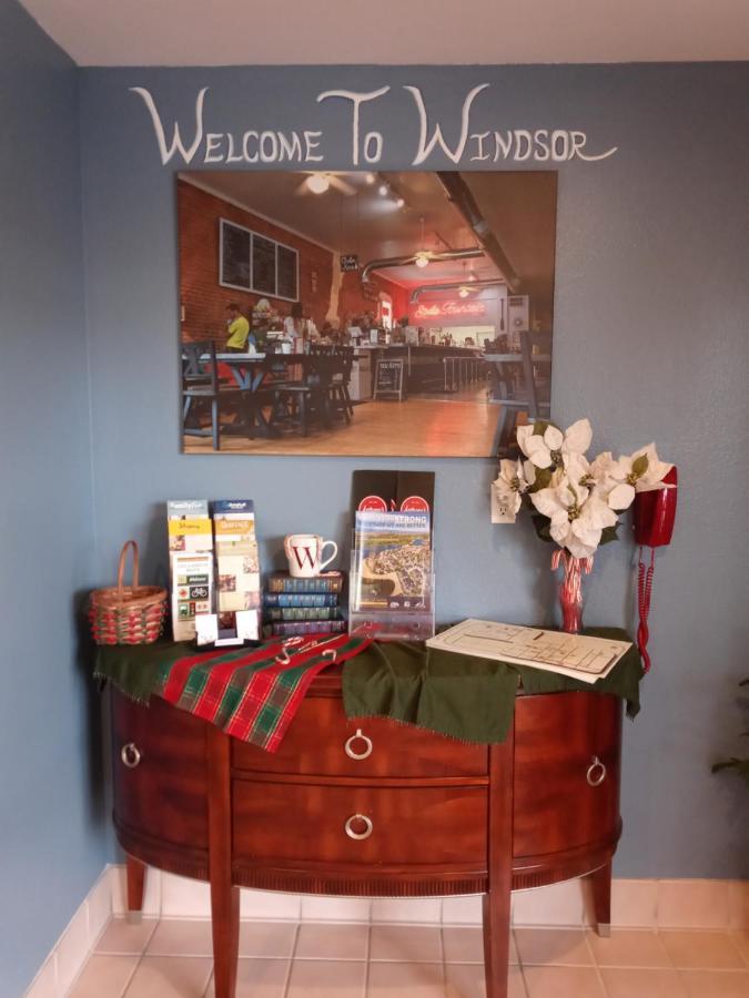 Hotel Super 8 By Wyndham Windsor Extérieur photo