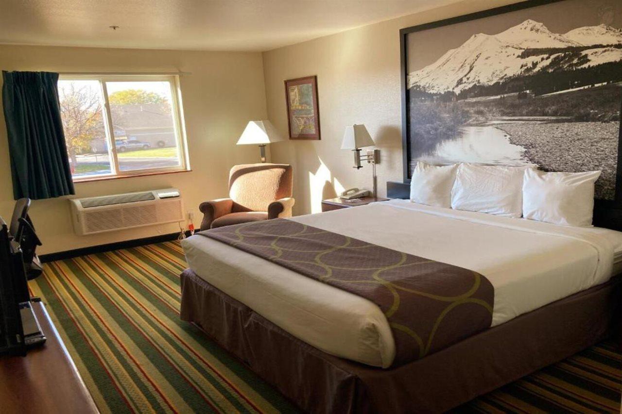 Hotel Super 8 By Wyndham Windsor Extérieur photo