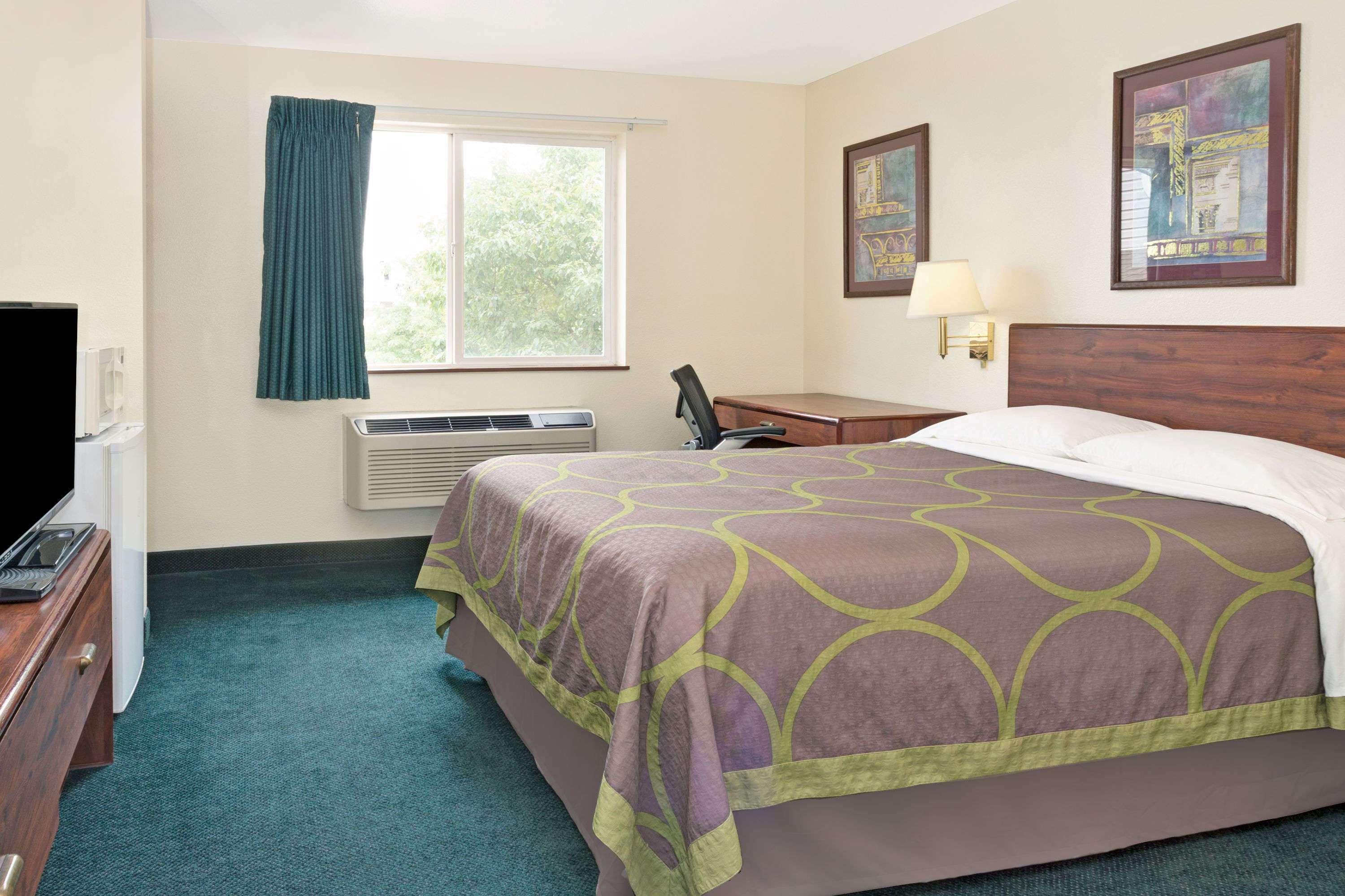 Hotel Super 8 By Wyndham Windsor Extérieur photo