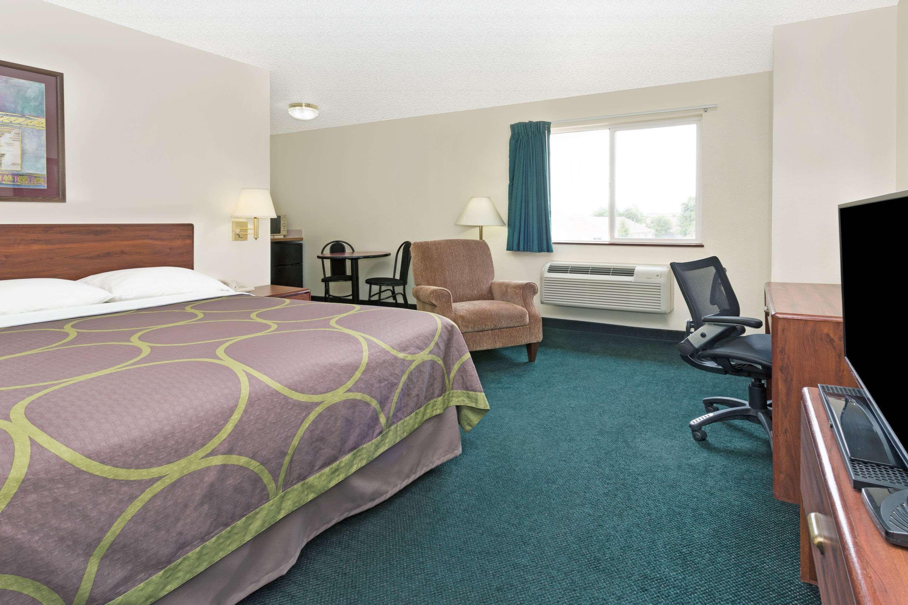 Hotel Super 8 By Wyndham Windsor Extérieur photo