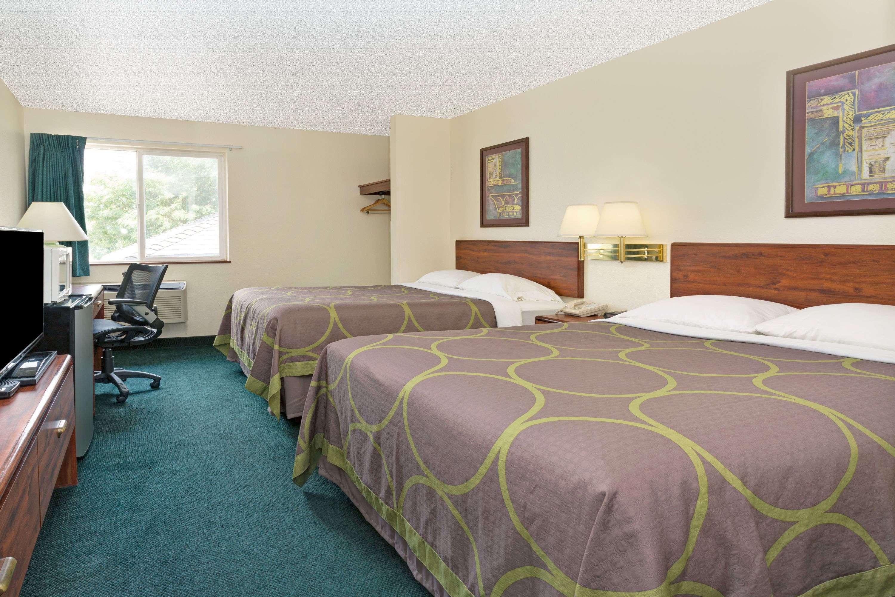 Hotel Super 8 By Wyndham Windsor Extérieur photo
