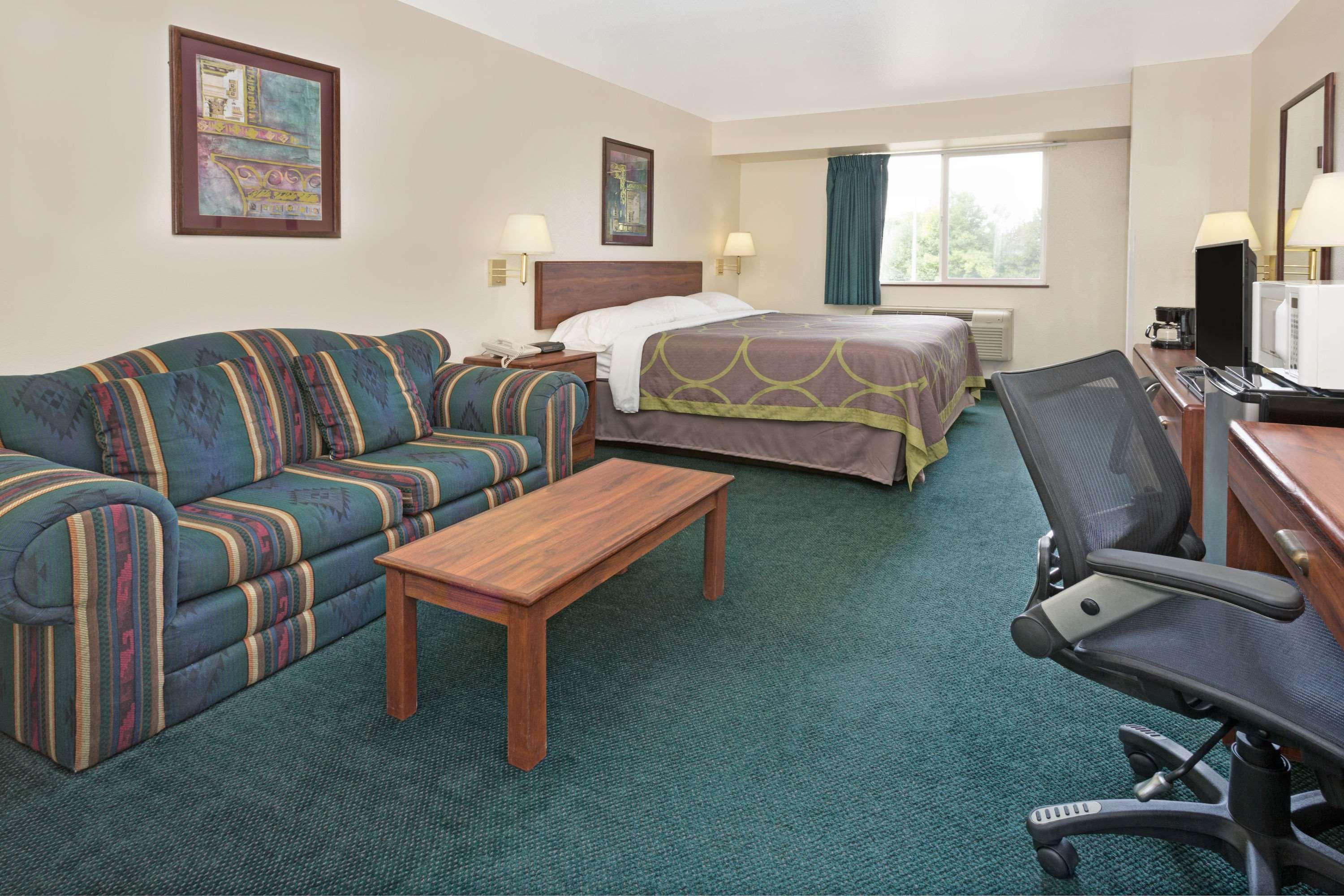 Hotel Super 8 By Wyndham Windsor Extérieur photo