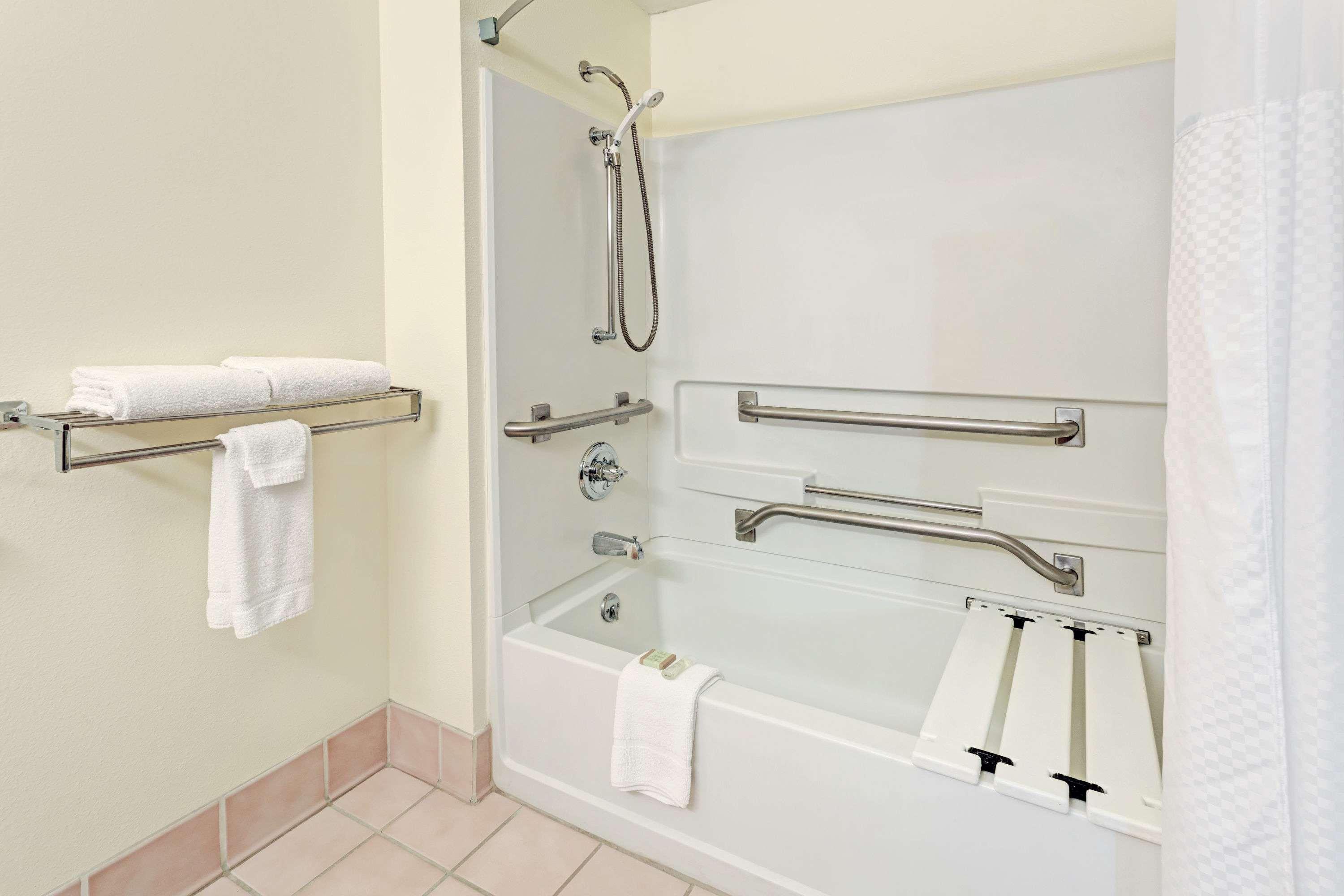 Hotel Super 8 By Wyndham Windsor Extérieur photo
